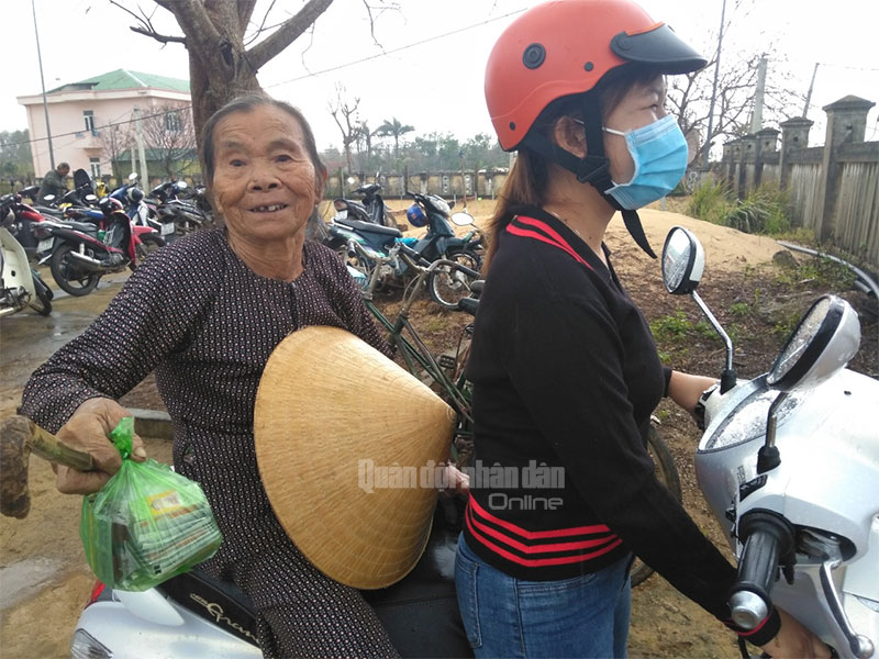 Niềm vui của bà Đặng Thị Lưỡng, thông 1, xã Bình Hải được cháu đưa đến khám bệnh.